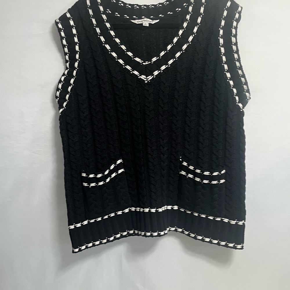 DAVI & DANI Black and White Cableknit Sweater Vest Sz Sm Preppy Versatile Layer